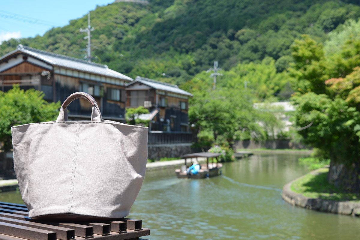 大人の可愛さと使いやすさが両立する多機能バッグ! Rootの綿帆布・丸底トートバッグ【enトート】でお出かけしてみよう - Root (ルート)バッグ・鞄通販サイト-ずっと好きなもの、飾らないデザイン -