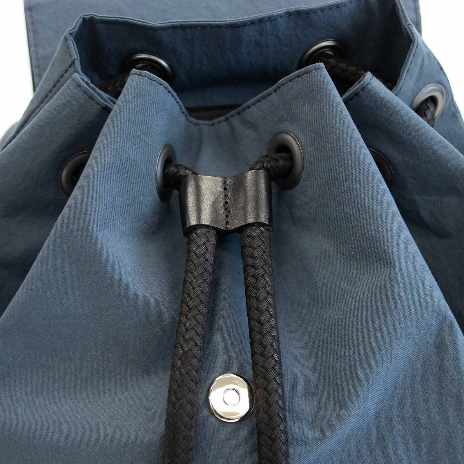 フラップリュック「KONBU®️(コンブ)」|KONBUバッグ(コンブバッグ) - Root (ルート)バッグ・鞄通販サイト-ずっと好きなもの、飾らないデザイン -