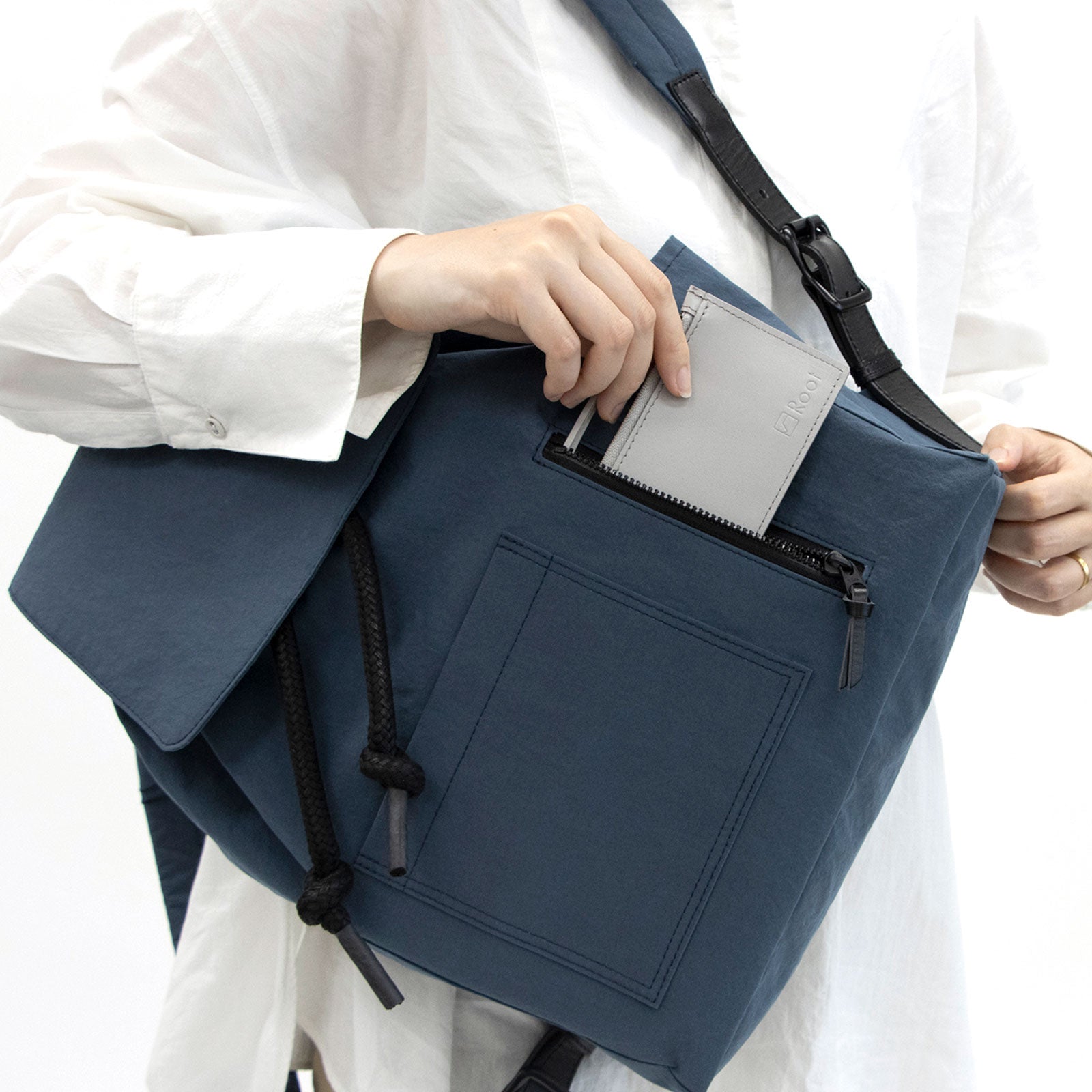 フラップリュック「KONBU®️(コンブ)」|KONBUバッグ(コンブバッグ) - Root (ルート)バッグ・鞄通販サイト-ずっと好きなもの、飾らないデザイン -