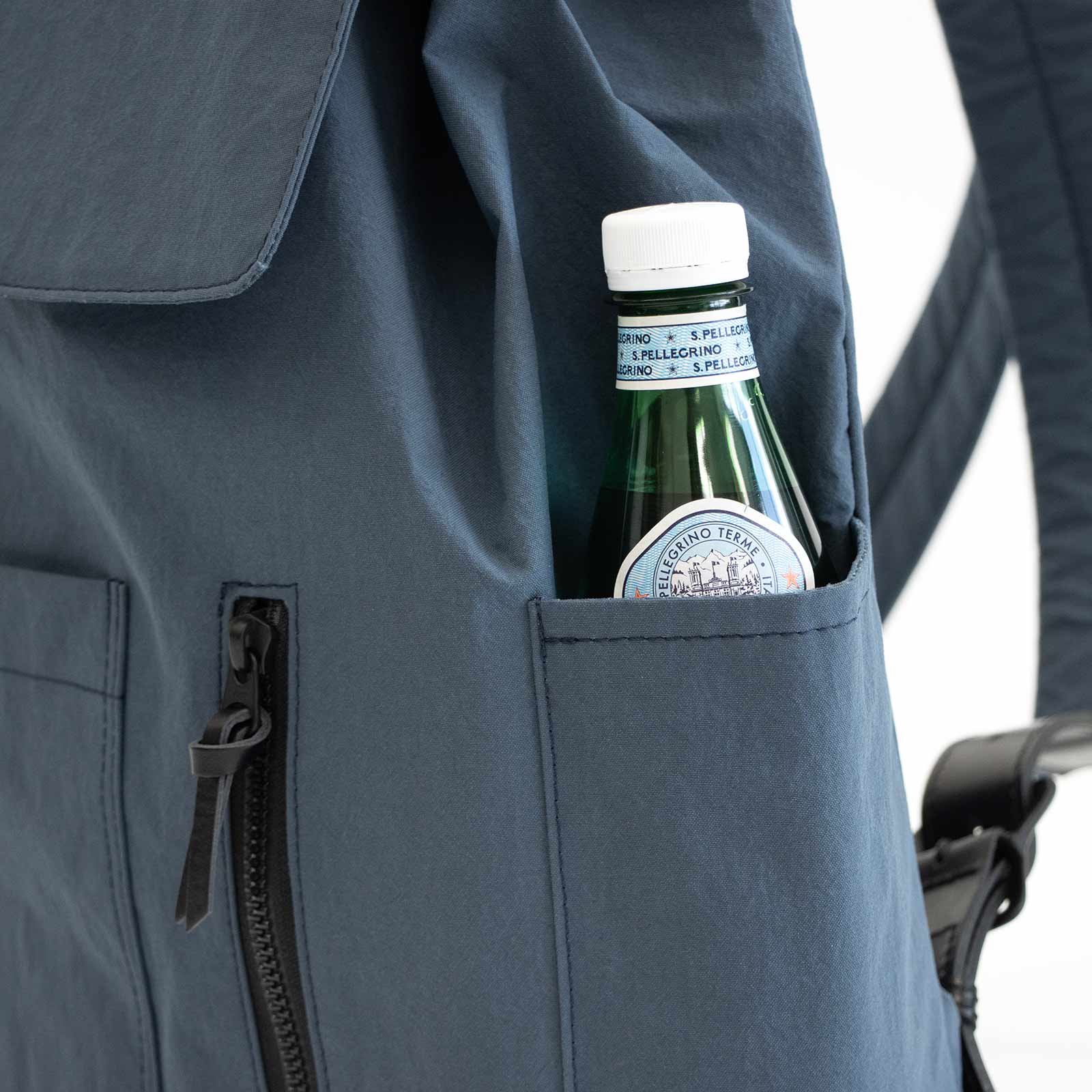 フラップリュック「KONBU®️(コンブ)」|KONBUバッグ(コンブバッグ) - Root (ルート)バッグ・鞄通販サイト-ずっと好きなもの、飾らないデザイン -