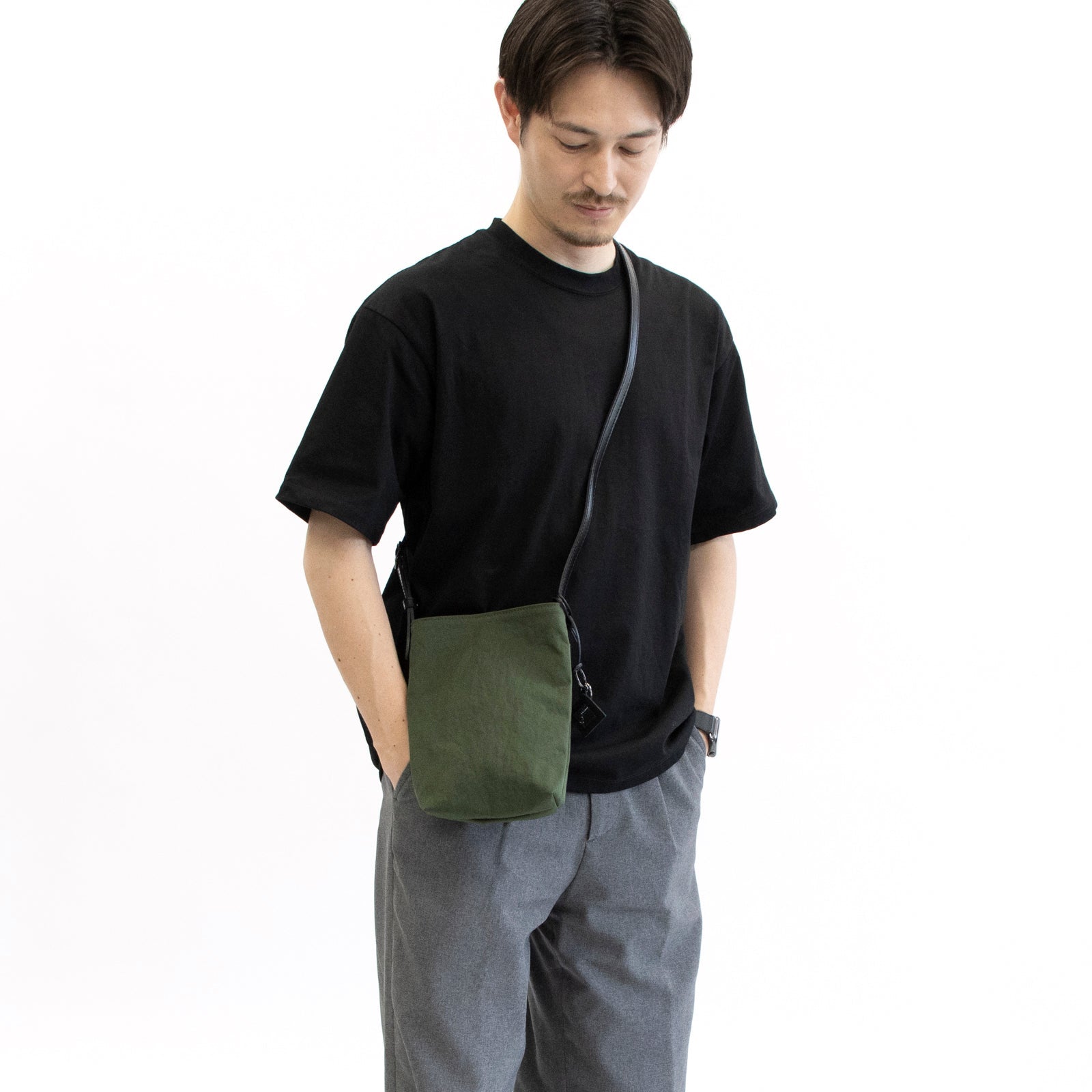 Mellow Phoneshoulder「KONBU®️(コンブ)ツイル」 カーキ 着用画像 男性 前