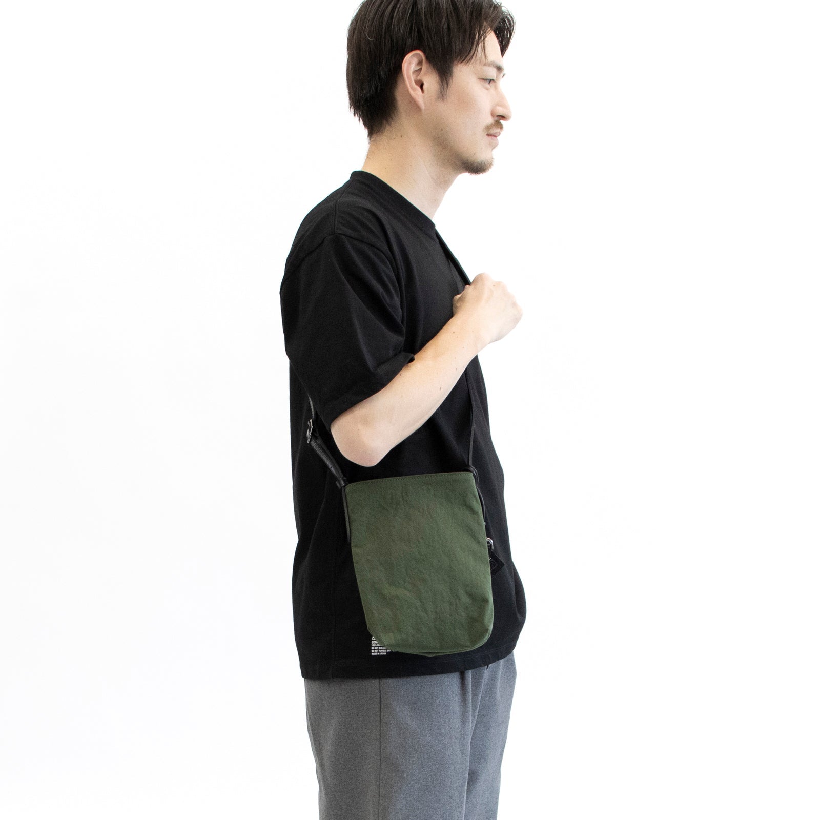 Mellow Phoneshoulder「KONBU®️(コンブ)ツイル」 カーキ 着用画像 男性 横