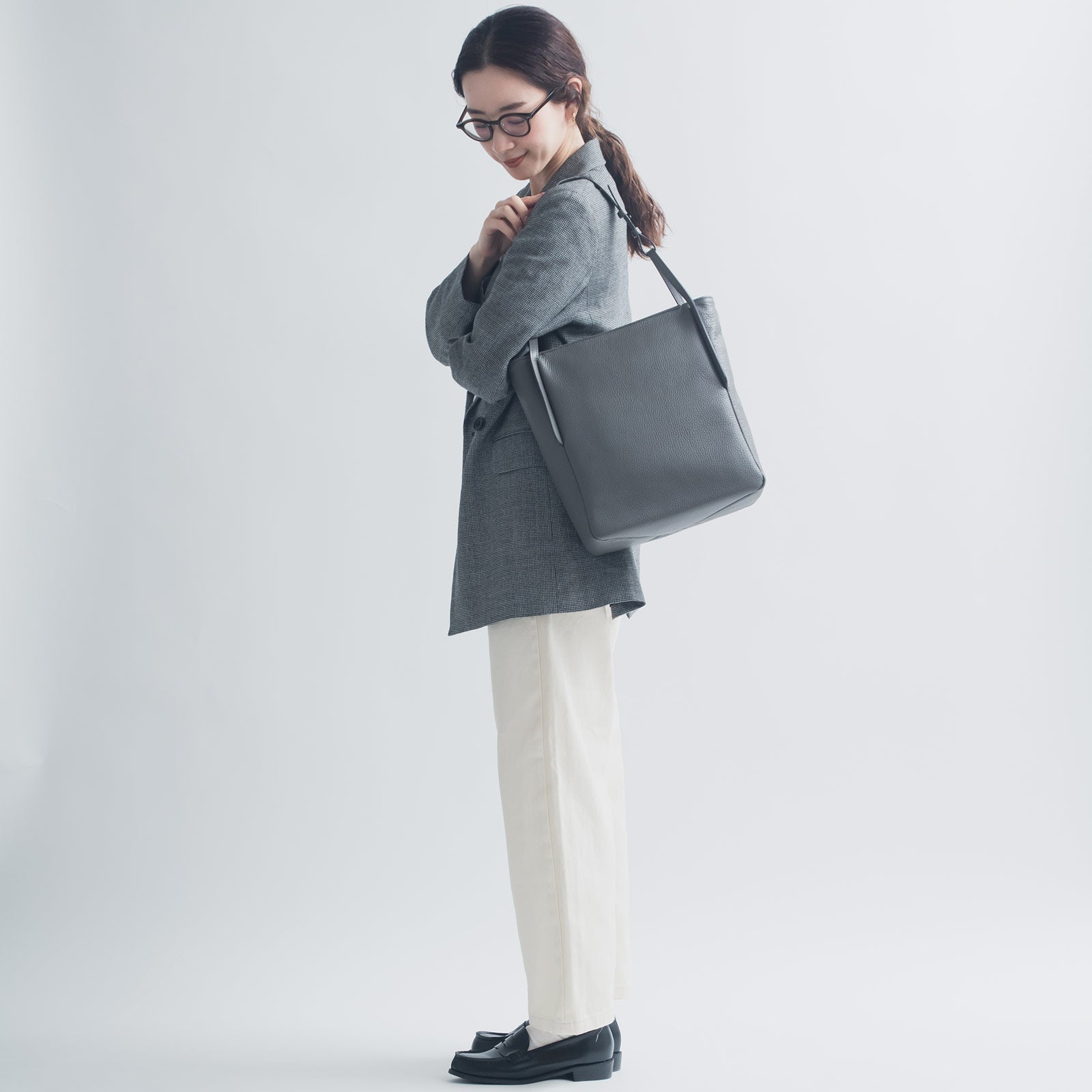 スムーストート - Swing フォグ(グレー) 着用画像 女性 肩掛け 全身
