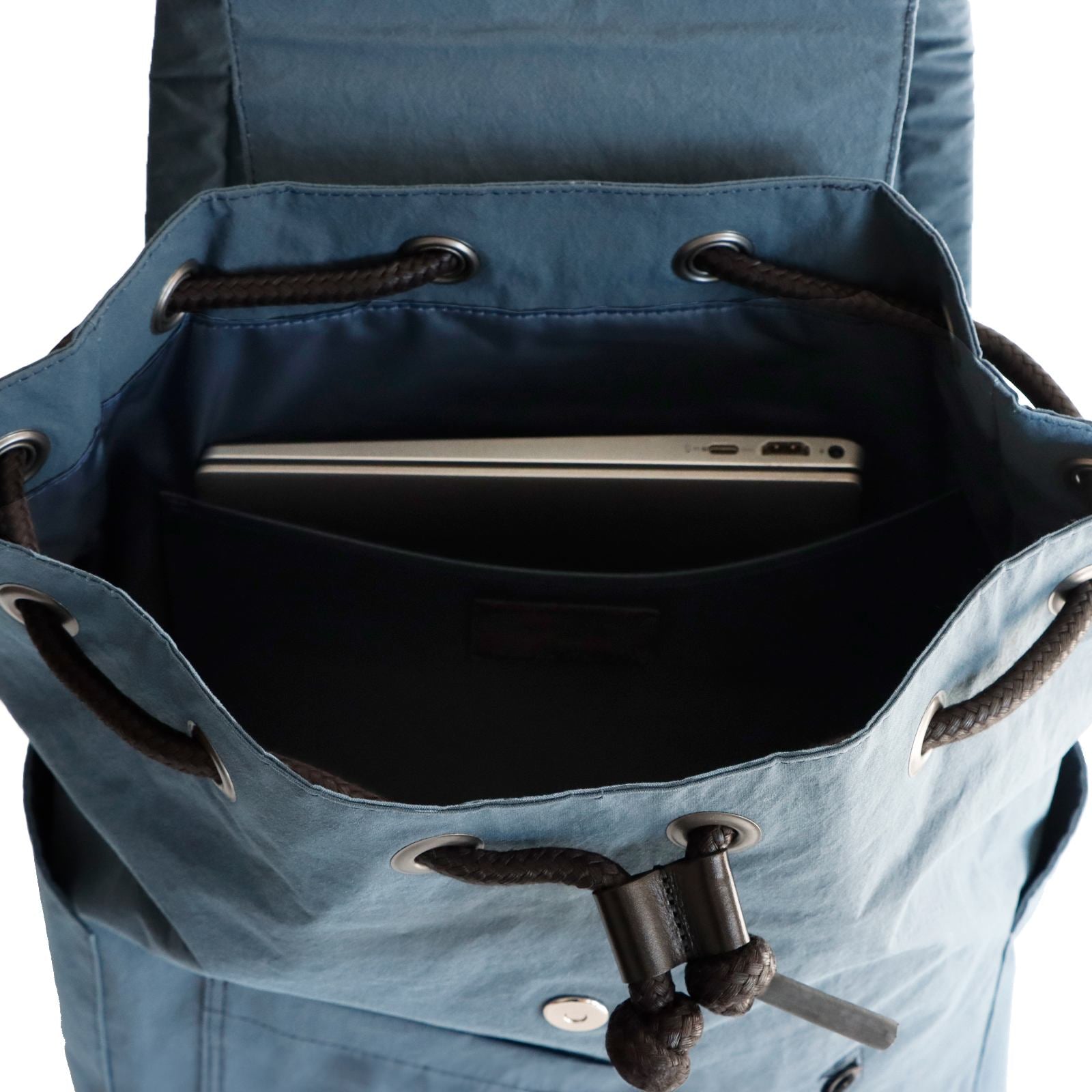 フラップリュック「KONBU®️（コンブ）」｜KONBU®️バッグ（コンブバッグ） - Root (ルート)バッグ・鞄通販サイト - ずっと好きなもの、飾らないデザイン - 