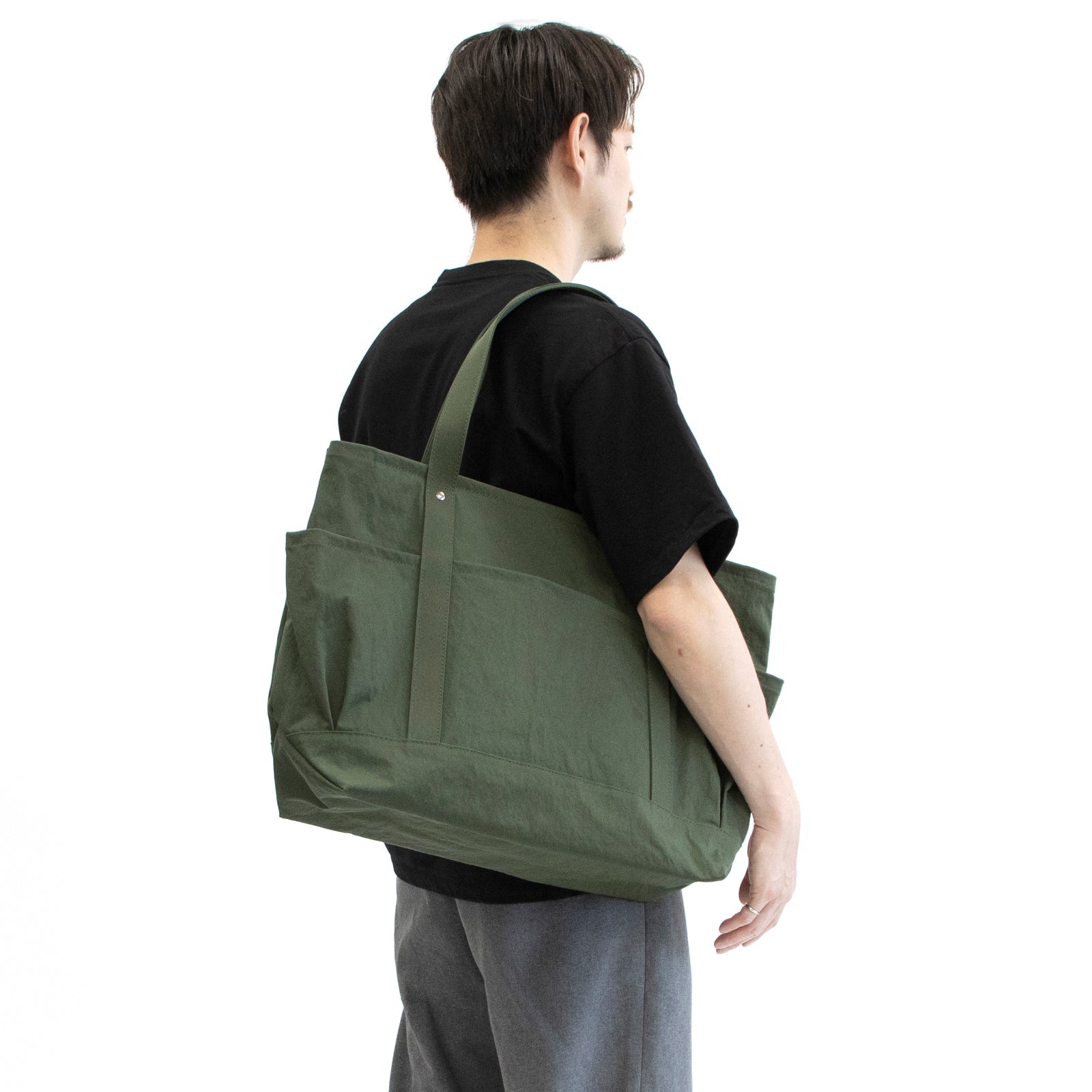 セイライトトートL 「KONBU®️（コンブ）」ツイル カーキ 着用画像 男性 肩掛け