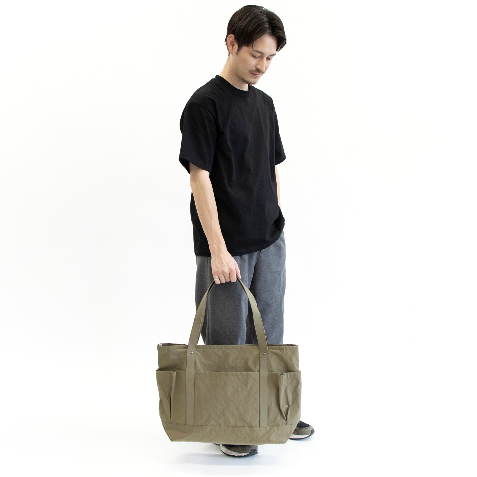 セイライトトートL 「KONBU®️（コンブ）」 オリーブ 着用画像 男性 手持ち 全身