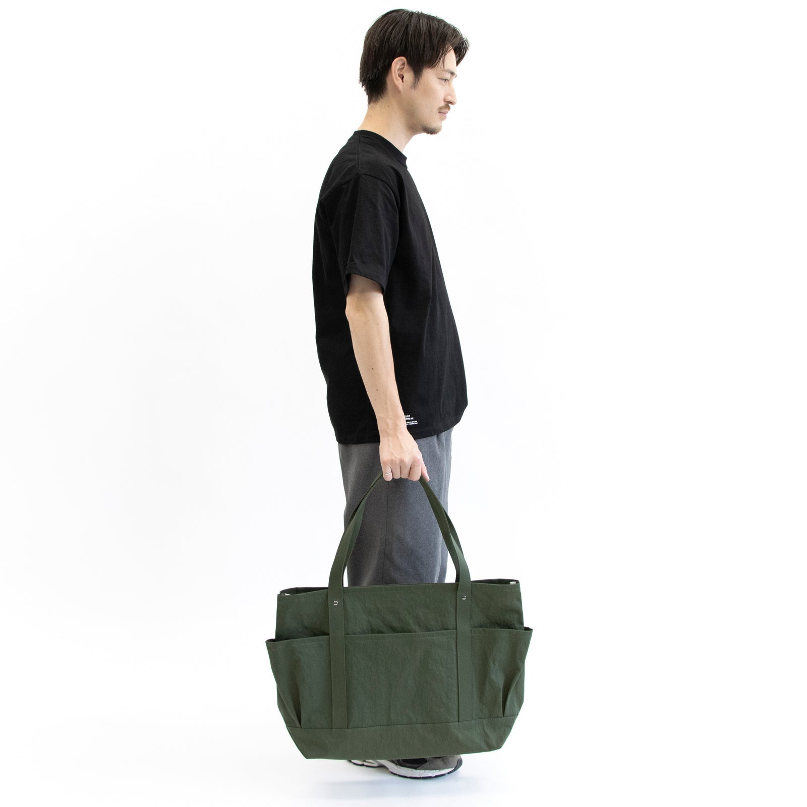 セイライトトートL 「KONBU®️（コンブ）」ツイル カーキ 着用画像 男性 手持ち 全身