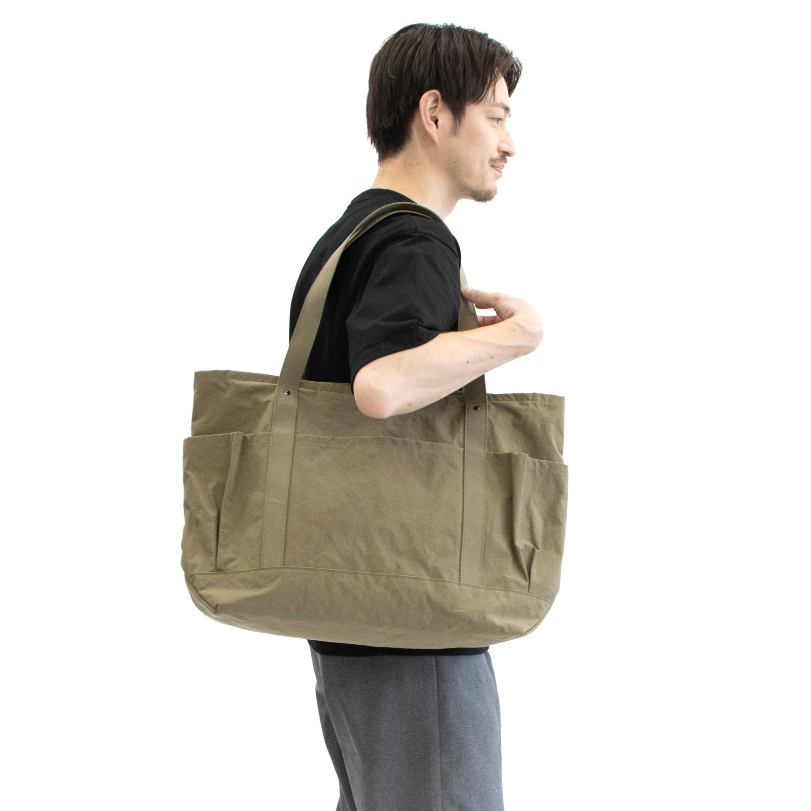 セイライトトートL 「KONBU®️（コンブ）」 オリーブ 着用画像 男性 肩掛け
