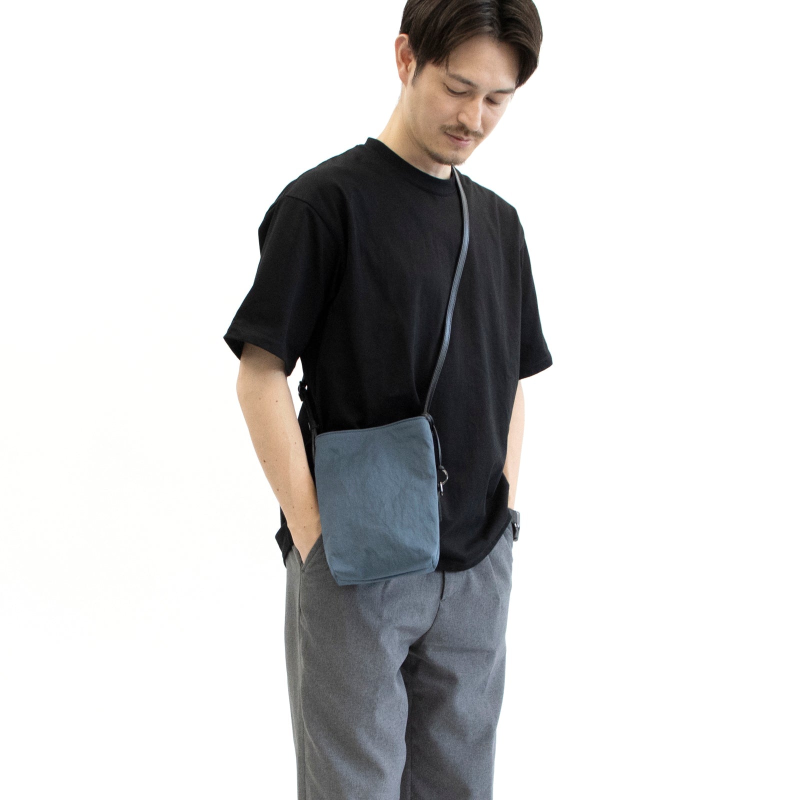 Mellow Phoneshoulder「KONBU®️（コンブ）ツイル」　ブルーグレー 着用画像 男性