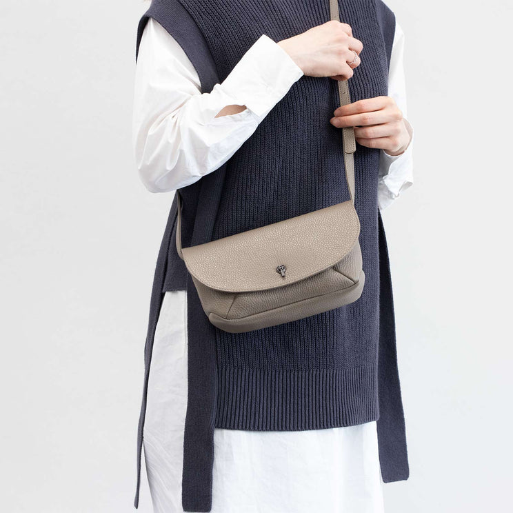 フラネ(レザーショルダーバッグ)Root Shoulderbag - Root - ずっと好きなもの、飾らないデザイン -